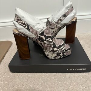 Vince Camuto Black and Gray Platform Sandals